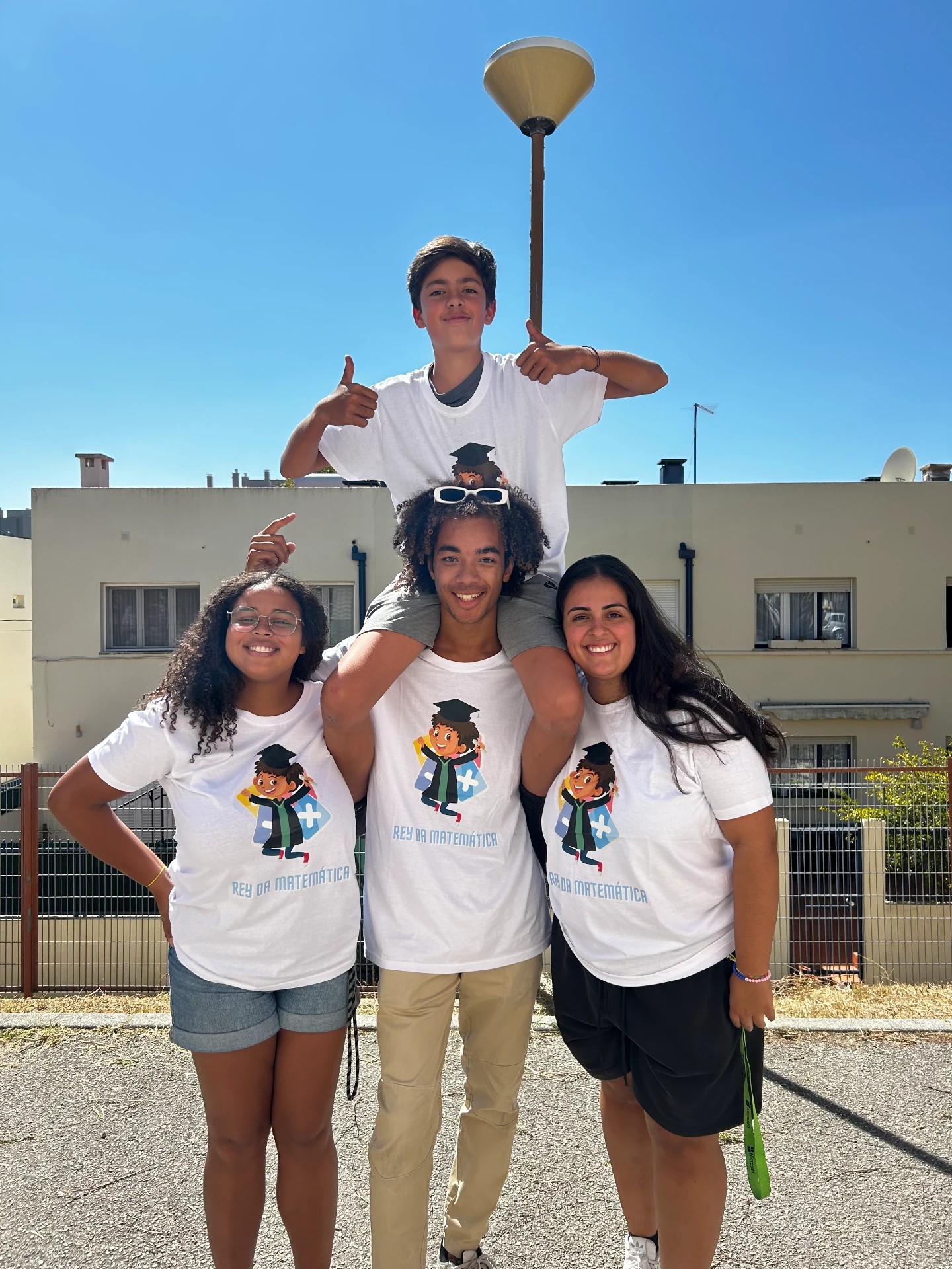 Alunos do Rey da Matemática junto ao quadro